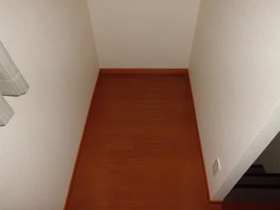 階段脇のフリースペースは収納にぴったり。