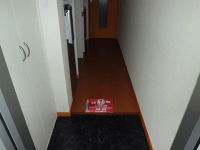 扉の向こう側が居室です。