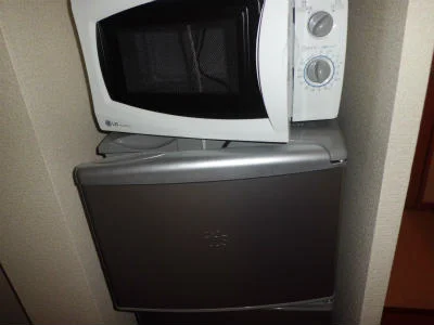 各部屋に冷蔵庫と電子レンジ付。