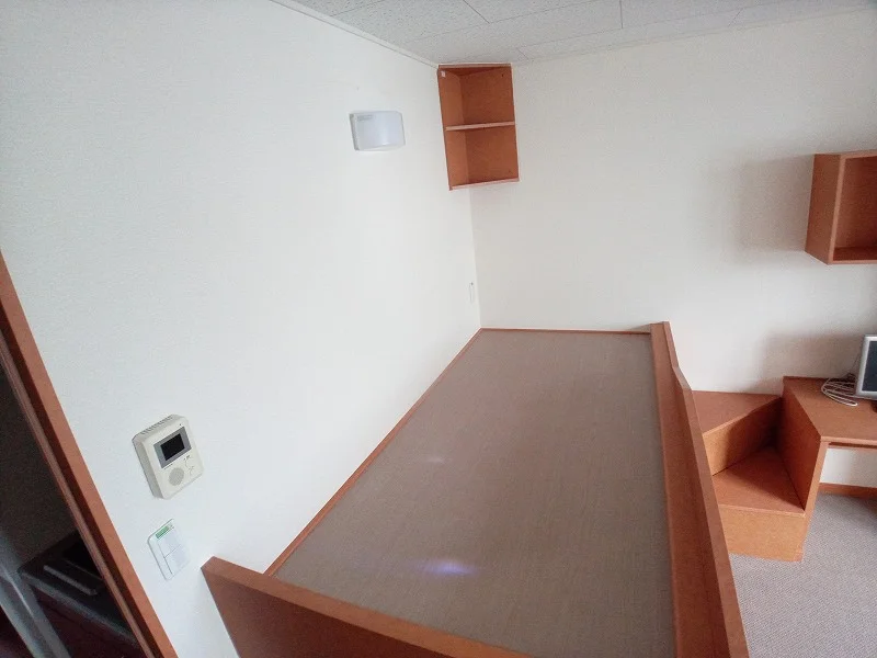 ベッドの下は大型収納です