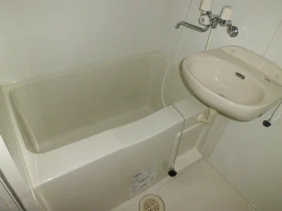 洗面台付バスルーム。