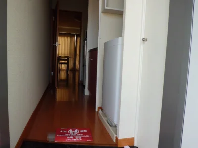 通路の奥が居室です。