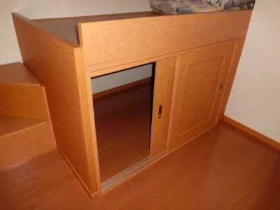 ベッドの下も収納として有効活用。