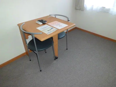 机とイス。明るい場所に設置されています。