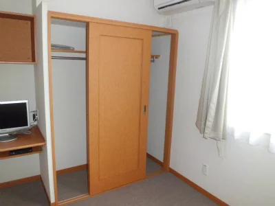 コートも掛けられるクローゼット。