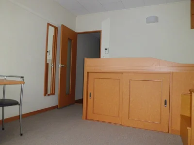 姿見やベッドも付いてます。