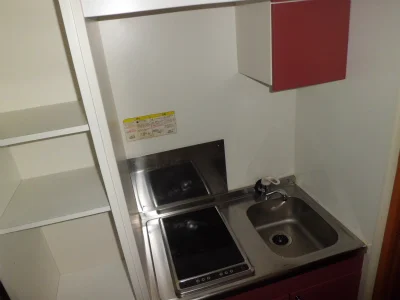 掃除のしやすいフラットな電気コンロ付ミニキッチン。
