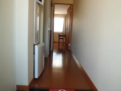 南側の窓から明るい光が射し込みます。