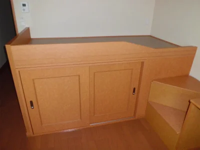 下部が収納になっている頑丈なベッドです。