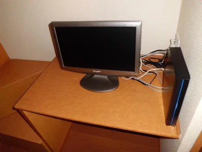 テレビ右側の端末がレオネット。