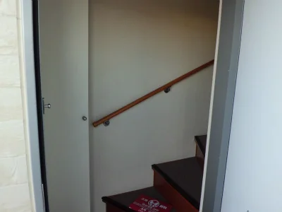 室内にある階段を昇って居室へ・・・