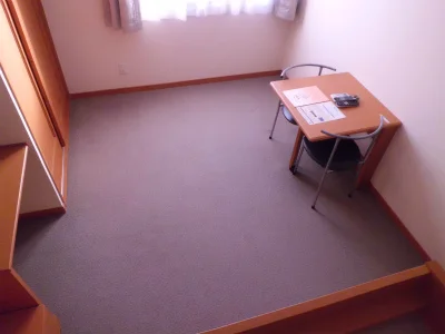 居室はグレーのカーペット張です。