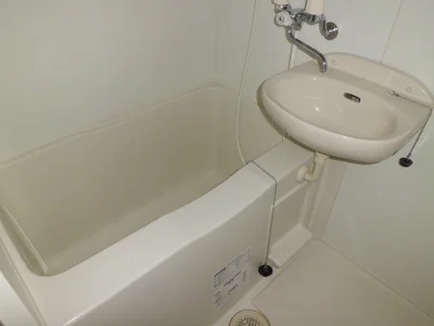 洗面ボウル付バスルーム。