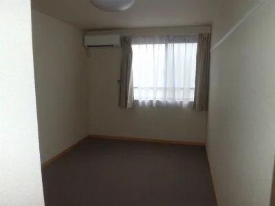 ２階南側の居室。この部屋にもエアコンが付いています。