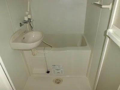 洗面台付バスルーム。