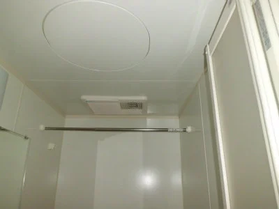 浴室乾燥機。洗濯物を干せます。