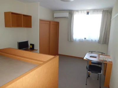 エアコン・カーテン・テレビ・机・イス・・・充実した設備です。
