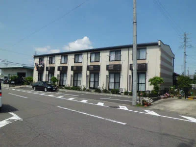 窓は南東向き。コンビニまで徒歩５分の便利な環境です。