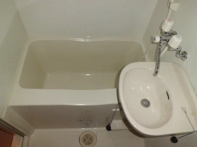 洗面台付バスルーム。