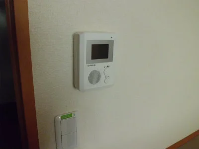 モニターホン。玄関ドアの前を監視できます。