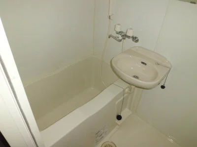 洗面台付きバスルーム。