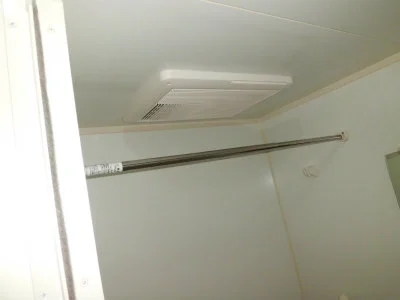 浴室乾燥機。洗濯物を乾かせます。