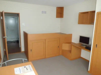 腰高サイズの頑丈なベッド付き。