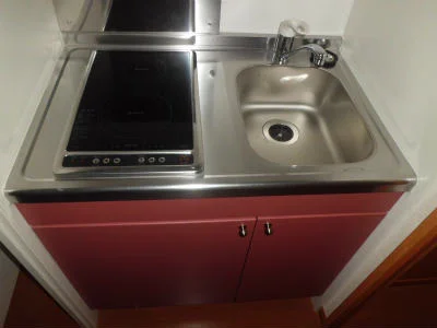 ステンレスの輝きが美しい、電気コンロ付ミニキッチン。