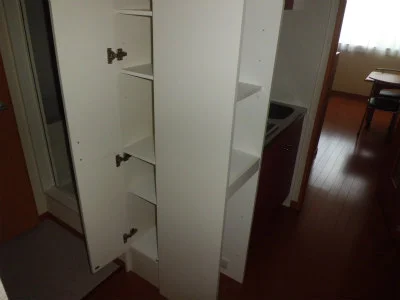 清潔感のあるホワイトカラーの収納棚。