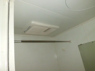 浴室乾燥機。洗濯物を乾かせます。