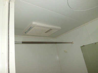 浴室乾燥機。洗濯物を乾かせます。