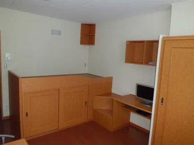 メイプルカラーで統一された素敵なベッドや棚。