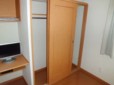 丈の長い衣服もスッキリ収納できます。