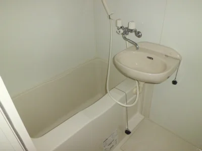 洗面台付きバスルーム。