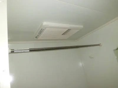 浴室乾燥機。洗濯物を乾かせます。
