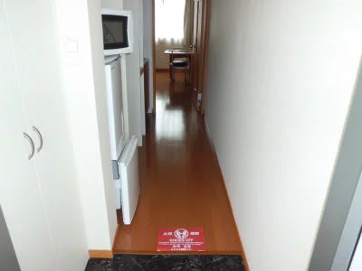 通路の奥が居室です。