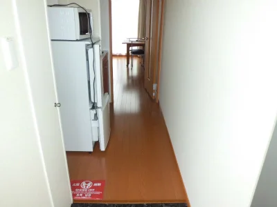 通路の奥に居室が見えます。
