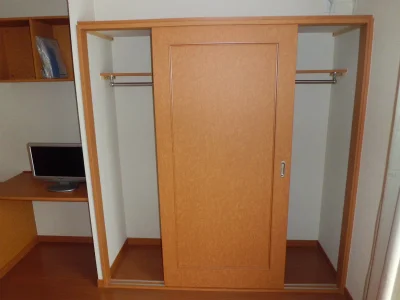 ハンガーバー付。服をたくさん収納できます。