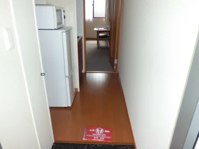 奥に見える居室はカーペット張りです。