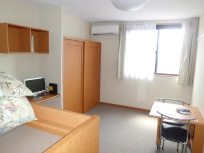 家具・家電がいっぱい詰まった居室です。