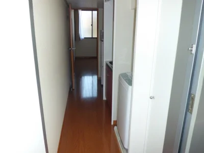 通路の奥が居室です。