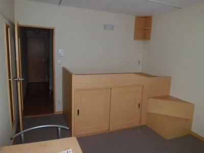 ベッド下は収納になっています。