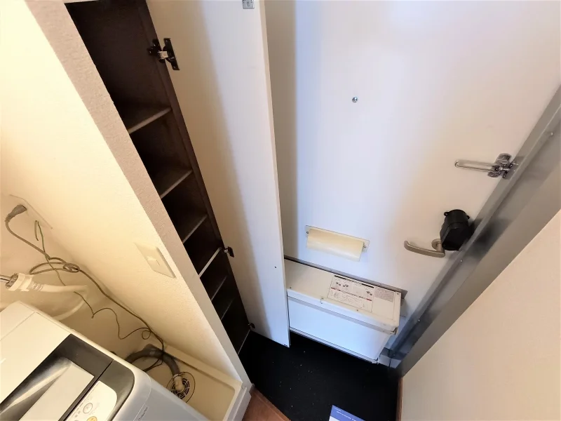 入り口には下駄箱スペースがあります。