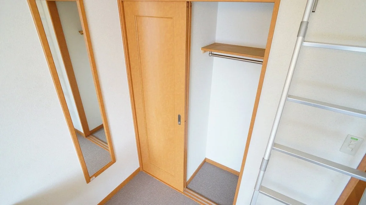 クロゼット横のフルレングスミラーで朝の身だしなみもバッチリ！