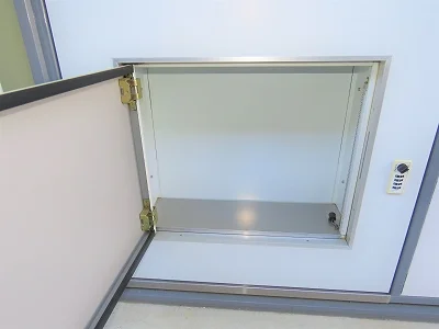 玄関扉に宅配ボックスあり