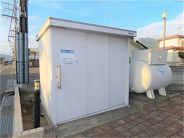 敷地内にゴミ庫が設置されておりゴミ捨てに便利です