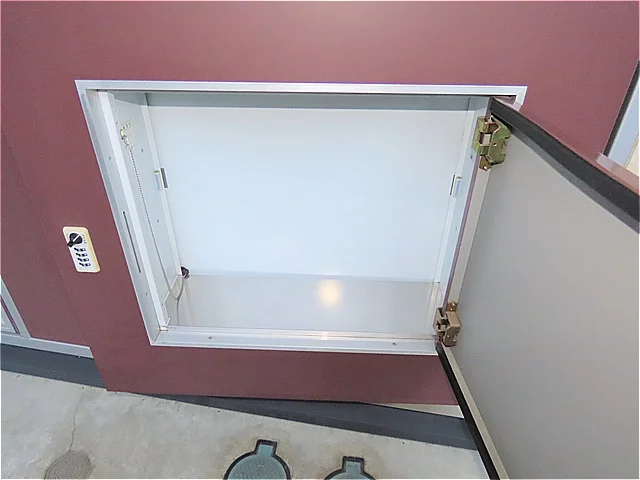 玄関扉に宅配ボックスあり