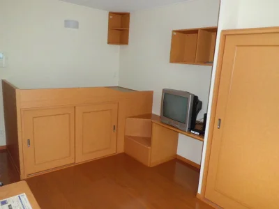 腰高のベッド。下が収納になっています。