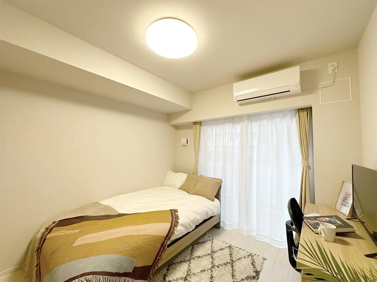 写真はお部屋のイメージです。ラグなどの室内装飾はございません。