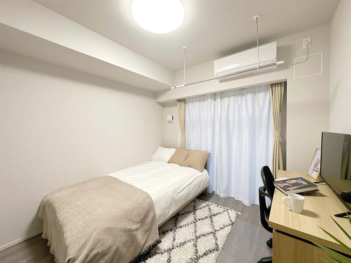 写真はお部屋のイメージです。ラグなどの室内装飾はございません。